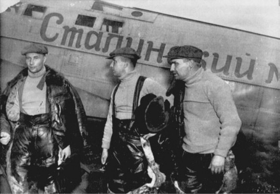 Утром 18 июня 1937 года советские летчики Валерий Чкалов, Георгий Байдуков и Александр Беляков на борту самолета АНТ-25 покинули подмосковный аэродром Щелково и взяли курс на Северный полюс. фото 6