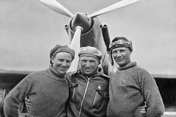 Утром 18 июня 1937 года советские летчики Валерий Чкалов, Георгий Байдуков и Александр Беляков на борту самолета АНТ-25 покинули подмосковный аэродром Щелково и взяли курс на Северный полюс. фото 2
