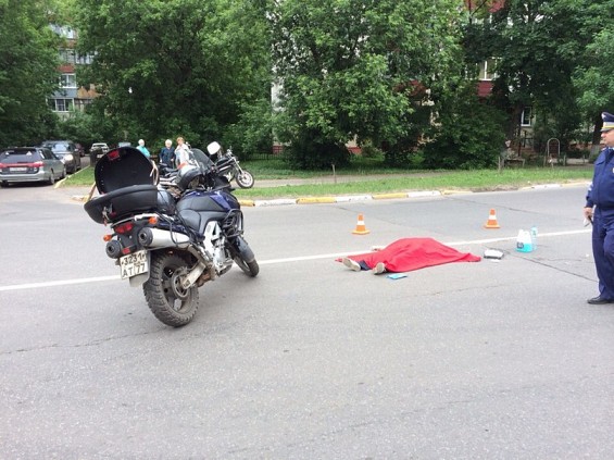 Мотоциклист сбил женщину  возле ТЦ Антей в Раменском фото 2