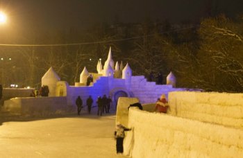 В центре Жуковского начали строить снежную крепость