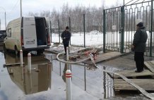 Сотрудники МБУ «Содержание и благоустройство» очищают внутриквартальные дороги и дворовые территории города Раменское от снега, наледи и мусора.
