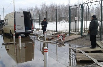 Сотрудники МБУ «Содержание и благоустройство» очищают внутриквартальные дороги и дворовые территории города Раменское от снега, наледи и мусора.