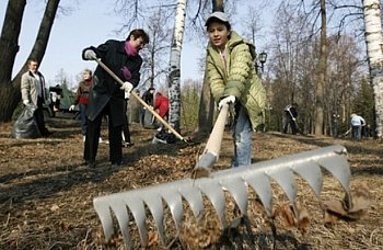 Жуковчане вышли на первый в этом году субботник