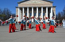 "ЮНОСТЬ" прекрасно танцует и на сцене, и на улице.