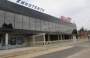 Кинотеатров 