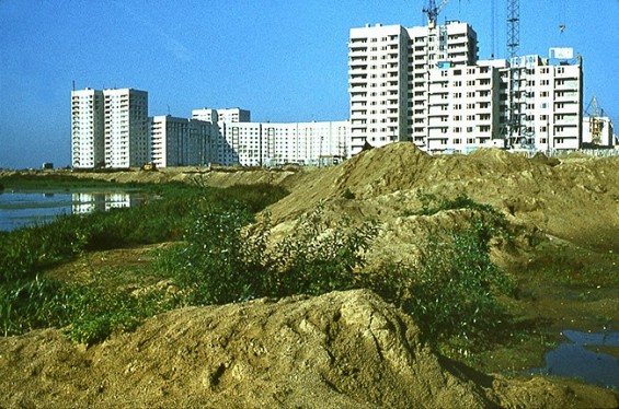 Вид с берега реки Быковки на строящиеся дома Баженова 5, 1, 1987 год Фото: Л.Агеевой